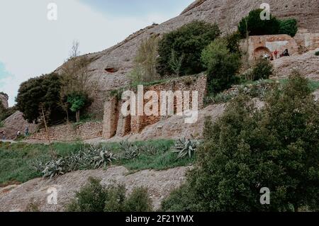BARCELONA, SPANIEN - 01. Mai 2019: Horizontale Aufnahme der römischen Ruinen auf dem Berg Montserrat in Barcelona, Spanien Stockfoto