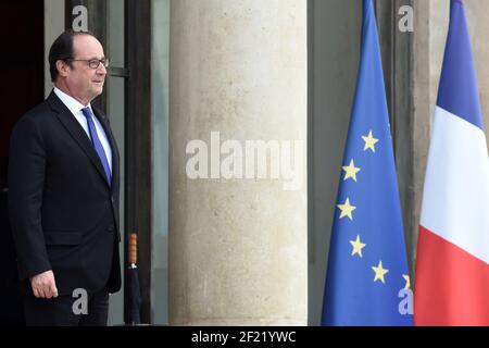 Der französische Präsident Francois Hollande bei einem Besuch des Organisationskomitees der Olympischen Spiele 2024 am 2. Oktober 2016 im Elysee-Palast in Paris, Frankreich - Foto Philippe Millereau / KMSP / DPPI Stockfoto