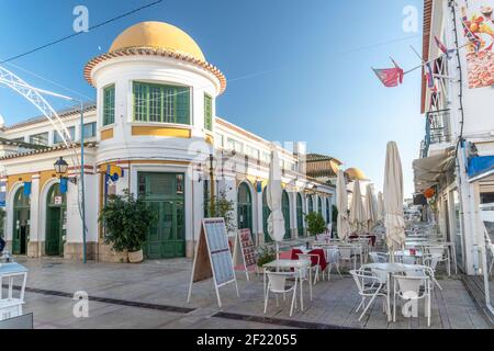 Haupteinkaufsstraße mit einzigartigem Gebäude in Vila Real de Santo Antonio, Algarve, Portugal Stockfoto