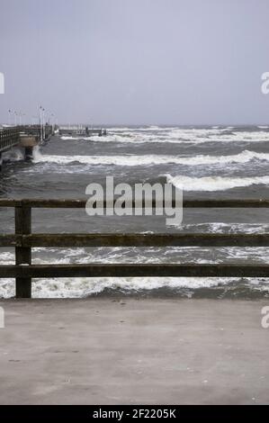 Blick von der Promenade auf die stürmisch winterliche Ostsee In mystischen balu-Grautönen Stockfoto