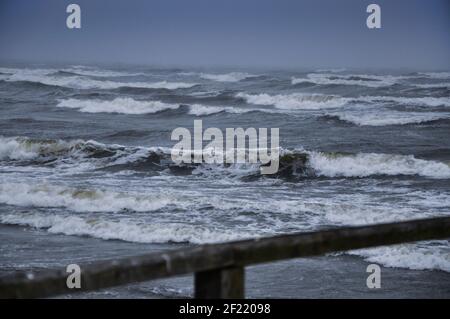 Blick von der Promenade auf die stürmisch winterliche Ostsee In mystischen balu-Grautönen Stockfoto