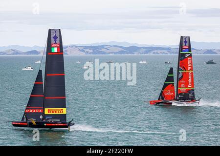 Auckland, Neuseeland. März 2021, 10th. Luna Rossa Prada Pirelli (L) aus Italien und Emirates Team Neuseeland segeln während des America's Cup Finals 36th in Auckland, Neuseeland, 10. März 2021. (COR36/Studio Borlenghi/Handout via Xinhua) Quelle: Xinhua/Alamy Live News Stockfoto