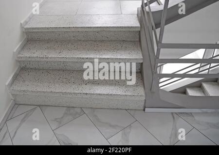 Detail des Treppenhauses in Grautönen, Betonstufen in Punktdekoration, Plätze auf Treppe, drei Stufen, Nahaufnahme Stockfoto