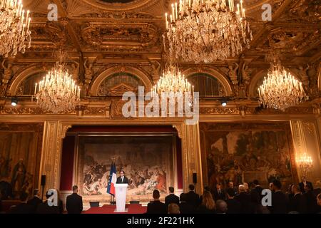 Der französische Präsident Francois Hollande hält am 1. Dezember 2016 eine Rede, nachdem er die Ehrenlegion (Legion d'Honneur) an olympische und paralympische Athleten im Präsidentenpalast Elysee in Paris, Frankreich, verliehen hat - Foto Philippe Millereau / KMSP / DPPI Stockfoto