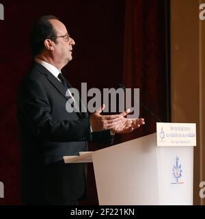 Der französische Präsident Francois Hollande hält am 1. Dezember 2016 eine Rede, nachdem er die Ehrenlegion (Legion d'Honneur) an olympische und paralympische Athleten im Präsidentenpalast Elysee in Paris, Frankreich, verliehen hat - Foto Philippe Millereau / KMSP / DPPI Stockfoto