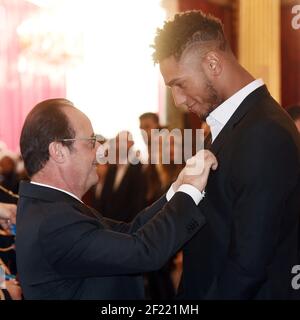 Der französische Präsident Francois Hollande (L) verleiht der Ehrenlegion (Legion d'Honneur) am 1. Dezember 2016 im Elysee-Präsidentenpalast in Paris, Frankreich, die olympische Super-Heavy (+91kg) an den Boxmeister Tony Yoka. - Foto Philippe Millereau / KMSP / DPPI Stockfoto