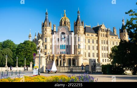 SCHWERIN, DEUTSCHLAND - 12. August 2020: Schwerin, Deutschland 12. August 2020. Das Schloss Schwerin ist ein Schloss mitten in der Stadt. Stockfoto