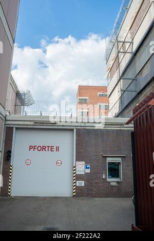 BERLIN, DEUTSCHLAND - 27. Mai 2020: BERLIN, DEUTSCHLAND 27. Mai 2020. Der zweite Eingang der Justizvollzugsanstalt Moabit im Bezirk Berlin Stockfoto