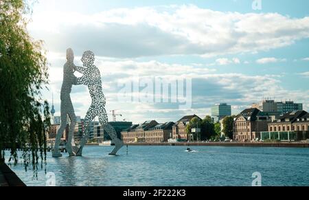 BERLIN, DEUTSCHLAND - 14. Mai 2020: BERLIN, DEUTSCHLAND 14. Mai 2020. The Molecule man ist ein Berliner monumentales Kunstwerk, das im Mai 1999 von den Amerikanern geschaffen wurde Stockfoto