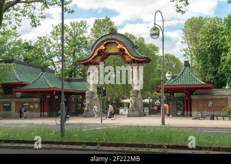 BERLIN, DEUTSCHLAND - 14. Mai 2020: BERLIN, DEUTSCHLAND 14. Mai 2020. Der Eingang vom Berliner Zoo in der Budapester Straße Charlottenburg. Nur wenige Besucher Stockfoto