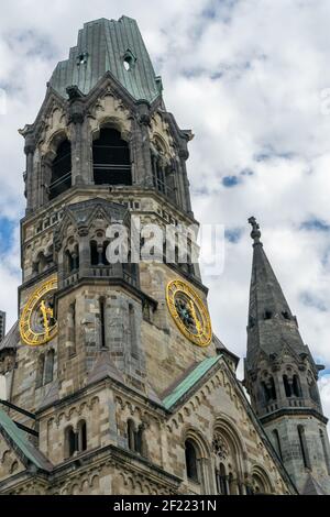 BE, DEUTSCHLAND - 14. Mai 2020: BERLIN, DEUTSCHLAND 14. Mai 2020. Die Kaiser Wilhelm Gedaechtnis Kirche ist ein Denkmal am Kurfürstendamm der Breitscheidpla Stockfoto