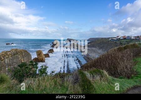 Zerklüftete und wilde Küste in Kantabrien im Norden Spaniens Stockfoto