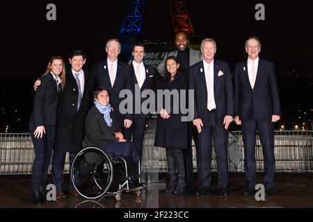 2024 Marie-Amelie Le fur, Ko-Präsidentin des Sportausschusses für Paris, Patrick Kanner, französischer Minister für Städte, Jugend und Sport, die Ko-Präsidenten der Pariser Bewerbung für die Olympischen Spiele 2024 Bernard Lapasset und Tony Estanguet, die Bürgermeisterin von Paris Anne Hidalgo, französischer Judo-Olympiasieger und Frankreichs olympischer Flaggenträger Teddy Riner, Das französische Mitglied des Internationalen Olympischen Komitees (IOC) Guy Drut und der Präsident des Nationalen Olympischen und Sportkomitees (CNOSF) Denis Masseglia posieren vor dem Eiffelturm während des Internationalen Werbeaufruchs von Paris 2024 auf dem Eiffelturm in Paris, Stockfoto