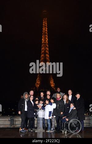 2024 Marie-Amelie Le fur, Ko-Präsidentin des Sportausschusses für Paris, Patrick Kanner, französischer Minister für Städte, Jugend und Sport, die Ko-Präsidenten der Pariser Bewerbung für die Olympischen Spiele 2024 Bernard Lapasset und Tony Estanguet, die Bürgermeisterin von Paris Anne Hidalgo, französischer Judo-Olympiasieger und Frankreichs olympischer Flaggenträger Teddy Riner, Das französische Mitglied des Internationalen Olympischen Komitees (IOC) Guy Drut und der Präsident des Nationalen Olympischen und Sportkomitees (CNOSF) Denis Masseglia posieren vor dem Eiffelturm während des Internationalen Werbeaufruchs von Paris 2024 auf dem Eiffelturm in Paris, Stockfoto