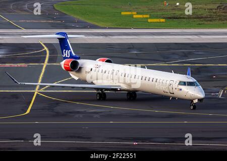 SAS Scandinavian Airlines Bombardier CRJ-900LR Passagierflugzeug bei Ankunft am Flughafen Düsseldorf. Deutschland - 17. Dezember 2015 Stockfoto