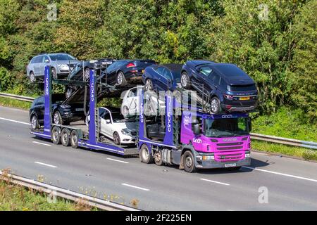 CINCH-Autotransporter; LKW für schwere Massenguttransporte auf der Autobahn, Transport, LKW, Transport, BCA-Abholung und -Lieferungen, LKW, Sonderfracht, Scania-Fahrzeug, Lieferung, Transport, Industrie, Fracht am M6 in Lancaster, Stockfoto