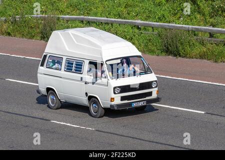 1986 80s weiß VW Volkswagen Caravelle 78Ps; Caravan Reisemobile, Wohnmobil auf britischen Straßen, Wohnmobil Freizeitfahrzeug, Familienurlaub, Caravanette Urlaub, Wohnwagen Urlaub, VEREINIGTES KÖNIGREICH Stockfoto
