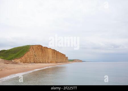 Die markanten Sandsteinklippen in West Bay, Dorset Stockfoto