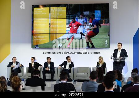 Der stellvertretende Bürgermeister von Paris, zuständig für Sport und Tourismus Jean-Francois Martins, antwortet den Medien während des 2nd-tägigen Besuchs der CIO-Evaluierungskommission in Paris am 14. Mai 2017 - Foto Jean-Marie Hervio / KMSP / DPPI Stockfoto