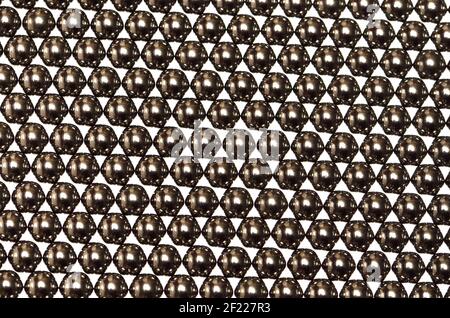 Große Anzahl von gleichmäßig verteilten Kugellagern. Reflexionen, die eine optische Illusion von Sechsecken geben Stockfoto
