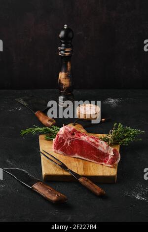 RAW Strip Steak ohne Knochen auf dunklem Hintergrund Stockfoto