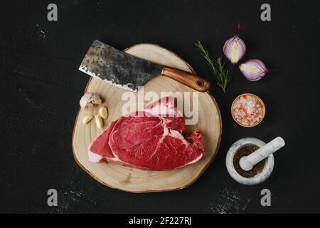 Blick von oben auf rohes, rundes Roastbeef Steak Schneidbrett aus Holz Stockfoto