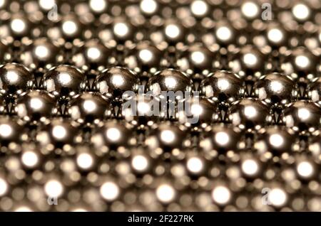 Große Anzahl von gleichmäßig verteilten Kugellagern Stockfoto