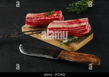 Rohbeef kurze Rippen, Knochen in auf dunklem Hintergrund Stockfoto