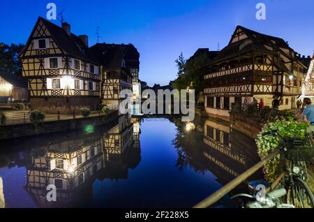 Straßburg, Frankreich, August 2019. Im Herzen der Altstadt zauberhafter Blick auf die Kanäle, wo sich die typischen historischen Häuser spiegeln. Menschen Stockfoto