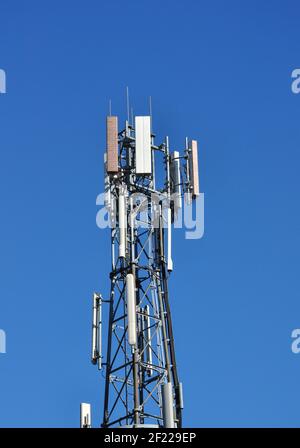 Kommunikationsturm und klarer blauer Himmel Hintergrund, Hertfordshire, England, Großbritannien Stockfoto