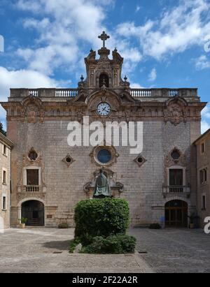 Eine Bronzestatue von Bischof Pere-Joan Campins beobachtet den Eingang zum Basílica de la Madre de Dios am Santuari de Lluc, Mallorca Stockfoto