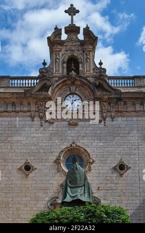 Eine Bronzestatue von Bischof Pere-Joan Campins beobachtet den Eingang zum Basílica de la Madre de Dios am Santuari de Lluc, Mallorca Stockfoto