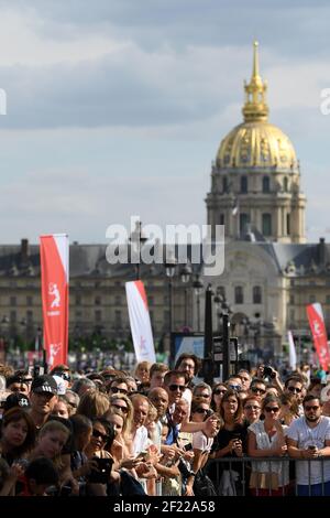 Die Menge wartet auf den französischen Staatspräsidenten Emmanuel Macron während der Olympischen Tage, in Paris, Frankreich, am 24. Juni 2017 - Foto Philippe Millereau / KMSP / DPPI Stockfoto