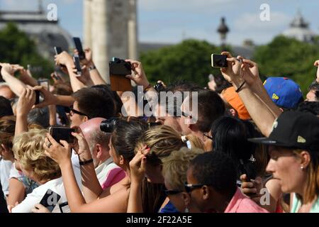 Die Menge wartet auf den französischen Staatspräsidenten Emmanuel Macron während der Olympischen Tage, in Paris, Frankreich, am 24. Juni 2017 - Foto Philippe Millereau / KMSP / DPPI Stockfoto