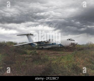 Altes sowjetisches Frachtflugzeug IL-76 auf dem Boden bei bewölktem Wetter. Hochwertige Fotos Stockfoto