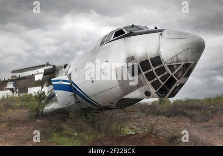 Altes sowjetisches Frachtflugzeug IL-76 auf dem Boden bei bewölktem Wetter. Hochwertige Fotos Stockfoto