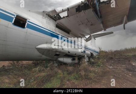 Alte sowjetische Frachtflugzeug IL-76 auf dem Boden in bewölkt Wetter Stockfoto