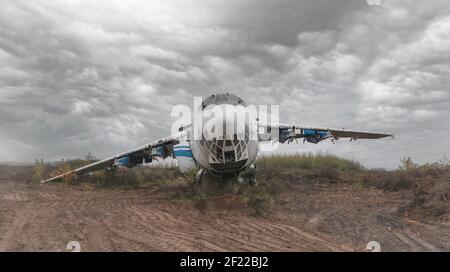 Altes sowjetisches Frachtflugzeug IL-76 auf dem Boden bei bewölktem Wetter. Hochwertige Fotos Stockfoto