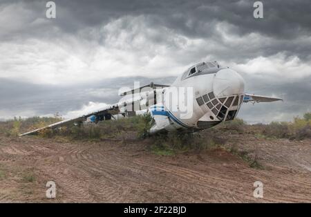 Altes sowjetisches Frachtflugzeug IL-76 auf dem Boden bei bewölktem Wetter. Hochwertige Fotos Stockfoto