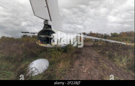 Alte sowjetische Frachtflugzeug IL-76 auf dem Boden in bewölkt Wetter Stockfoto