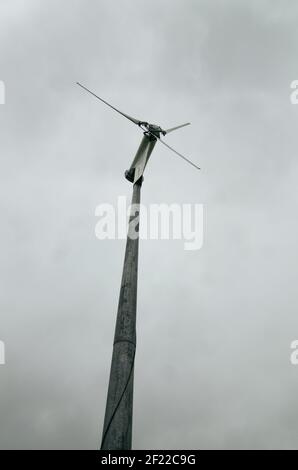 Blick auf eine Windkraftanlage an einem bewölkten Tag Mit einem launischen Himmel Stockfoto