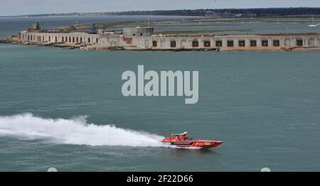 BRITISH POWERBOAT FESTIVAL. DER UIM BPRC MARATHON WORLD CUP BEI COWES RACE 1. RENNEN 2 AM SONNTAG. 27/8/10 BILD DAVID ASHDOWN Stockfoto