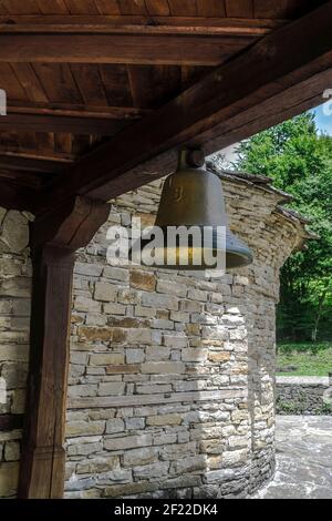 Glocke einer alten orthodoxen Kirche.Ethnographisches Dorf von Ethar.Bulgarien. Stockfoto