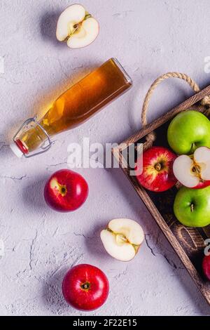 Apfelessig oder fermentiertes Fruchtgetränk, Draufsicht. Stockfoto