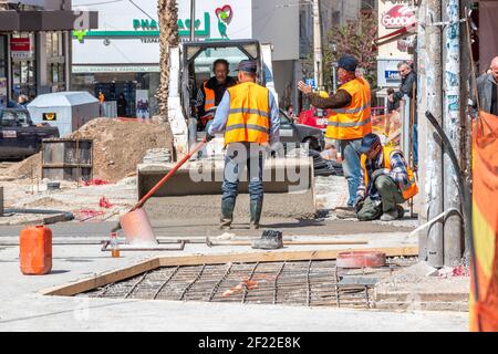 Heraklion, Griechenland - 29. März 2018: Bauarbeiter, die auf der Straße arbeiten. Stockfoto