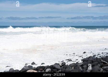 Stark aufgewühltes Meer an der Atlantikküste, mit Spray an einem sonnigen Tag Stockfoto