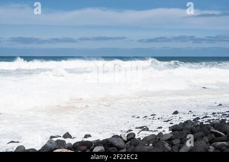 Stark aufgewühltes Meer an der Atlantikküste, mit Spray an einem sonnigen Tag Stockfoto