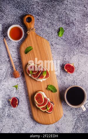 Hausgemachter Sommertoast mit Frischkäse und Feigen, Blick von oben. Stockfoto