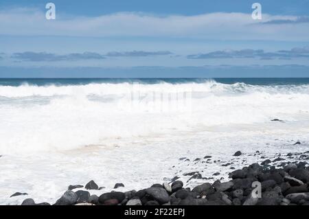 Stark aufgewühltes Meer an der Atlantikküste, mit Spray an einem sonnigen Tag Stockfoto