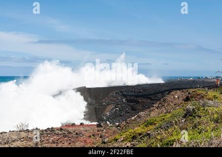 Stark aufgewühltes Meer an der Atlantikküste, mit Spray an einem sonnigen Tag Stockfoto